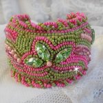 Pulsera brazalete Miss Lady bordada con cristales de Swarovski, facetas de cristal de Bohemia y rocallas verdes y rosas